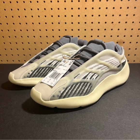 Size 10 adidas Yeezy 700 V3 Fade Salt 2022